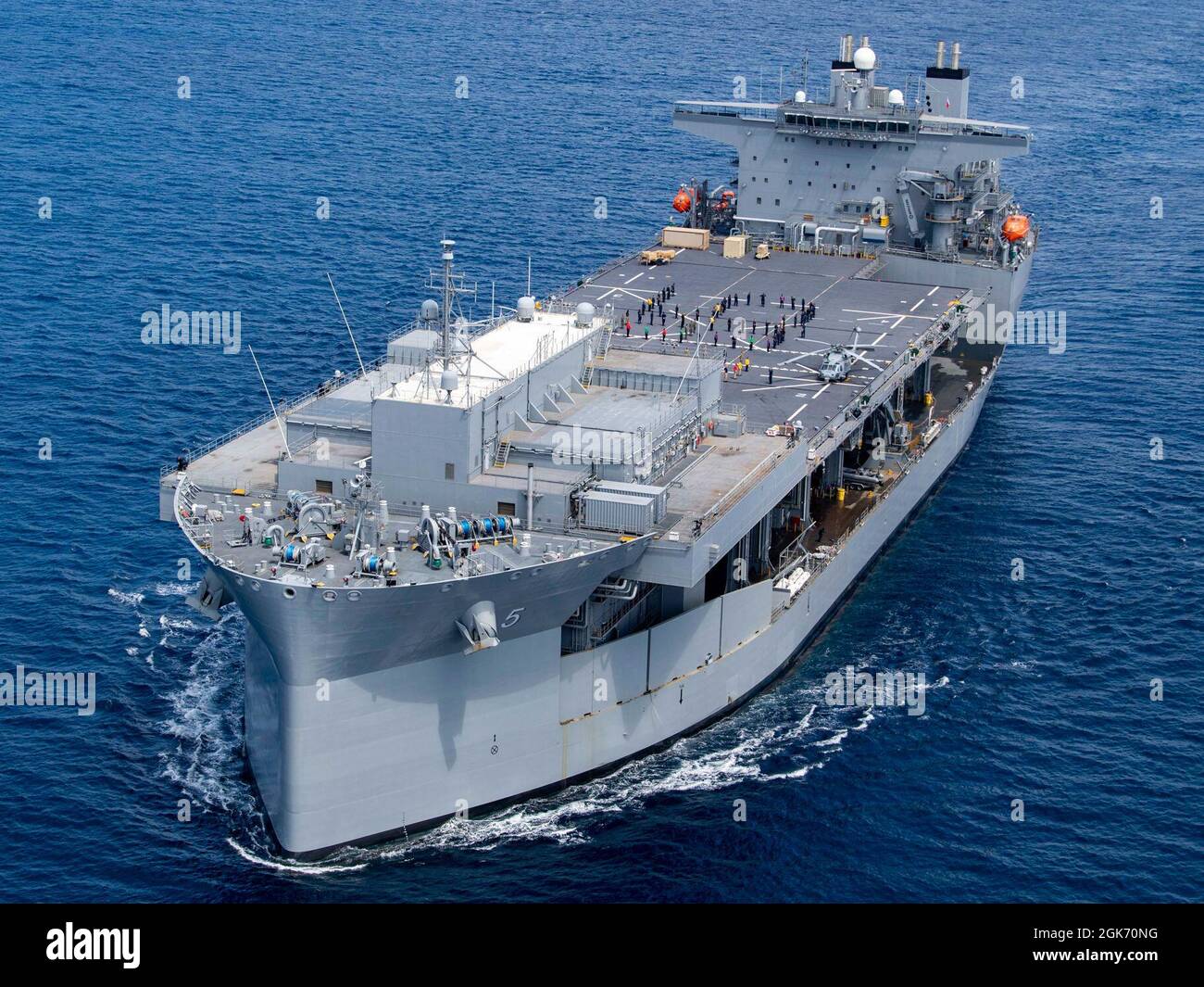 210819-N-WY048-2459 OCÉAN PACIFIQUE (AOÛT 19, 2021) – les marins affectés à la base maritime expéditionnaire USS Miguel Keith (ESB 5) se tiennent en formation sur le pont de vol alors que le navire navigue dans l'océan Pacifique, août 19. Miguel Keith mène actuellement des opérations de routine dans la 3e flotte des États-Unis. Banque D'Images