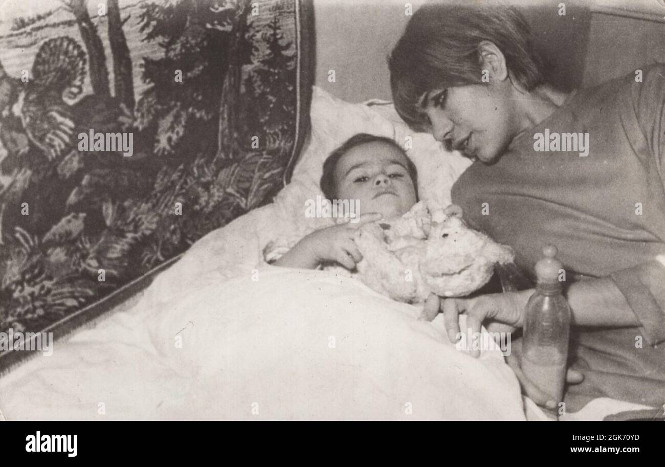 Petit Garcon Va Dormir Soonly Il Tient Son Meilleur Riend Un Ours En Peluche Sa Mere L Alimente Avec Un Biberon La Photo A Ete Prise Dans Les Annees 1940 Ou 1950 Photo