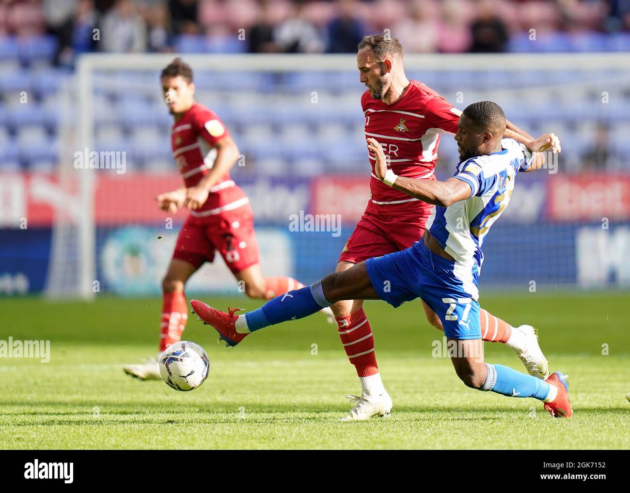 Le Tendayi Darikwa de Wigan rivalise pour le ballon avec Dan Gardner de Doncaster pendant les Wigan Athletic -V- Doncaster Rovers au stade DW, Wigan, GRE Banque D'Images