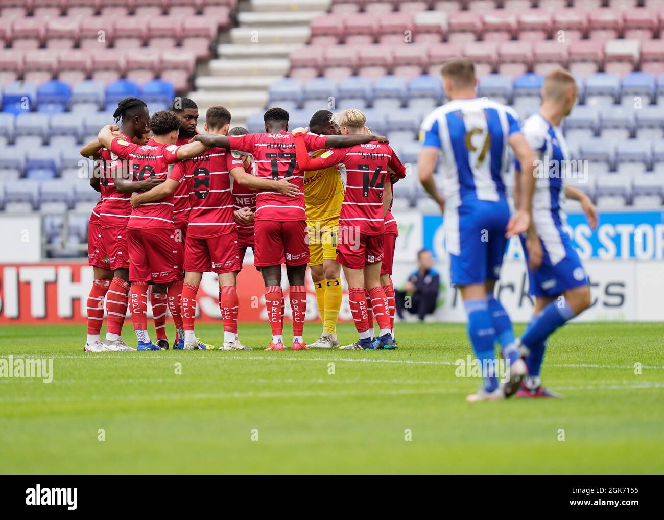 Doncaster Rovers joueur faire un caucus avant le jeu photo par Steve Flynn/AHPIX.com, football: Match Wigan Athletic -V- Doncaster Rovers au D Banque D'Images