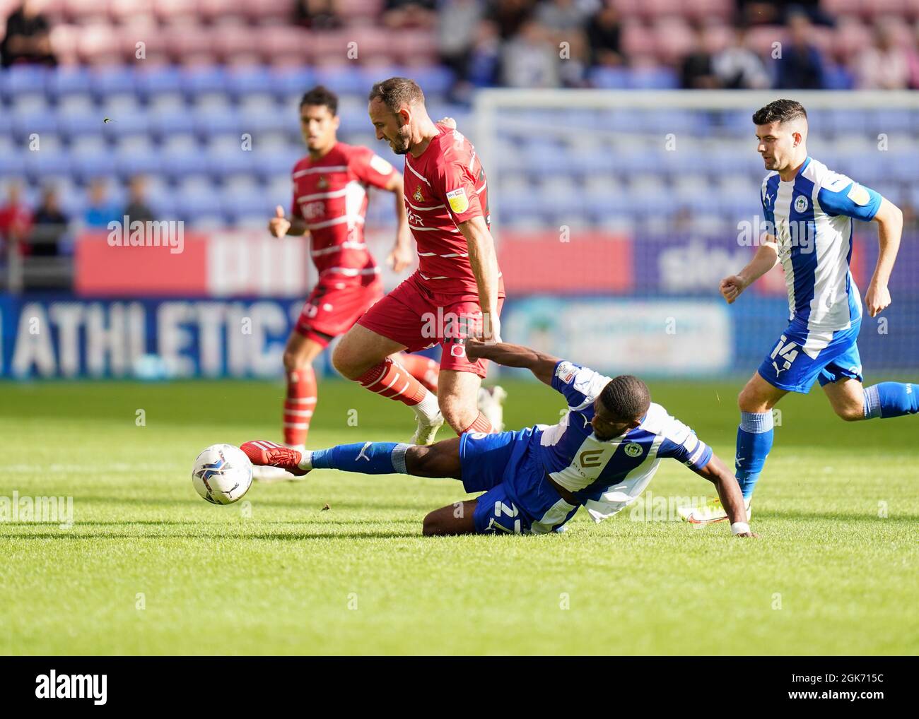 Tirayi Darikwa de Wigan rivalise pour le ballon avec Dan Gardner de Doncaster photo de Steve Flynn/AHPIX.com, football: Match Wigan Athletic -V- donc Banque D'Images