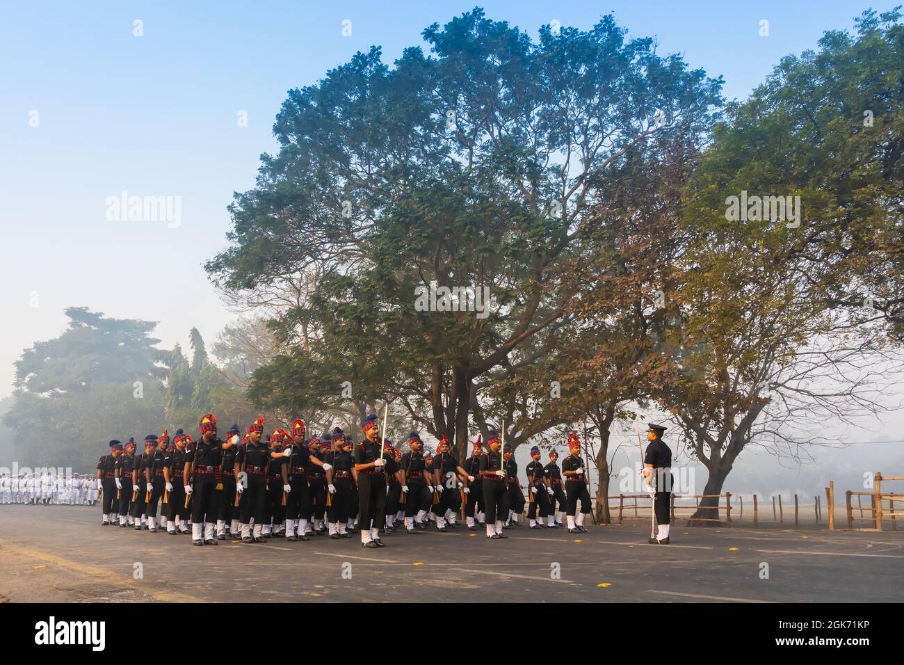 ROUTE ROUGE, KOLKATA, BENGALE-OCCIDENTAL / INDE - 21 JANVIER 2018 : les officiers de la force armée indienne défilent le matin, se préparant au spectacle pour Ind Banque D'Images