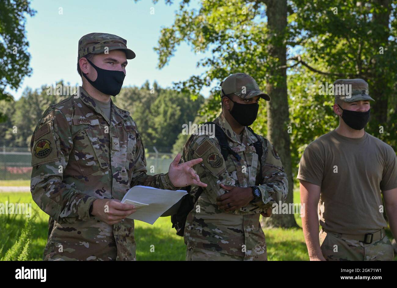 Les aviateurs de la U.S. Air Force du 633d civil Engineer Squadron créent des plans lors de l'entraînement conjoint des opérations de convoi tactique à la base conjointe Langley-Eustis, en Virginie, le 19 août 2021. Des soldats de l'armée affectés à la 149e Compagnie des opérations portuaires, 7e brigade de transport, ont instruit les aviateurs sur les différents aspects des procédures et de la sécurité des convoi. Banque D'Images