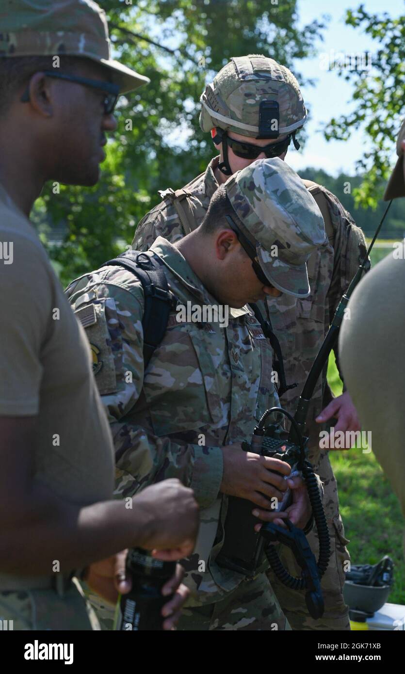 Les aviateurs de la U.S. Air Force du 633d civil Engineer Squadron utilisent une radio lors de l'entraînement des opérations de convoi tactique conjoint à la base conjointe Langley-Eustis (Virginie), le 19 août 2021. Des soldats de l'armée affectés à la 149e Compagnie des opérations portuaires, 7e brigade de transport, ont instruit les aviateurs sur les différents aspects des procédures et de la sécurité des convoi. Banque D'Images