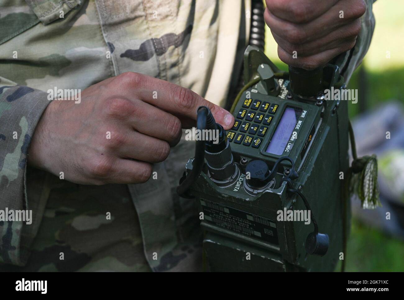 Les aviateurs de la U.S. Air Force du 633d civil Engineer Squadron utilisent une radio lors de l'entraînement des opérations de convoi tactique conjoint à la base conjointe Langley-Eustis (Virginie), le 19 août 2021. Des soldats de l'armée affectés à la 149e Compagnie des opérations portuaires, 7e brigade de transport, ont instruit les aviateurs sur les différents aspects des procédures et de la sécurité des convoi. Banque D'Images