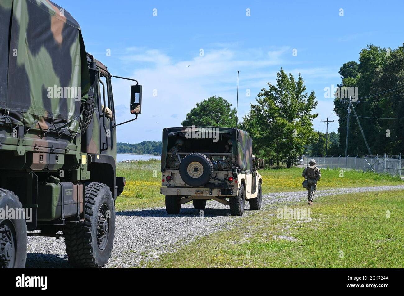 Des soldats de l'armée américaine affectés à la 149e Compagnie des opérations du port maritime, 7e brigade de transport, dirigent un convoi lors de l'entraînement d'opérations de convoi tactique conjoint à la base interarmées Langley-Eustis, en Virginie, le 19 août 2021. La formation a enseigné les procédures de communication pour les dispositifs explosifs improvisés et les scénarios d'ordonnance non explosés, comment remplir des rapports medevac et comment utiliser correctement une radio. Banque D'Images