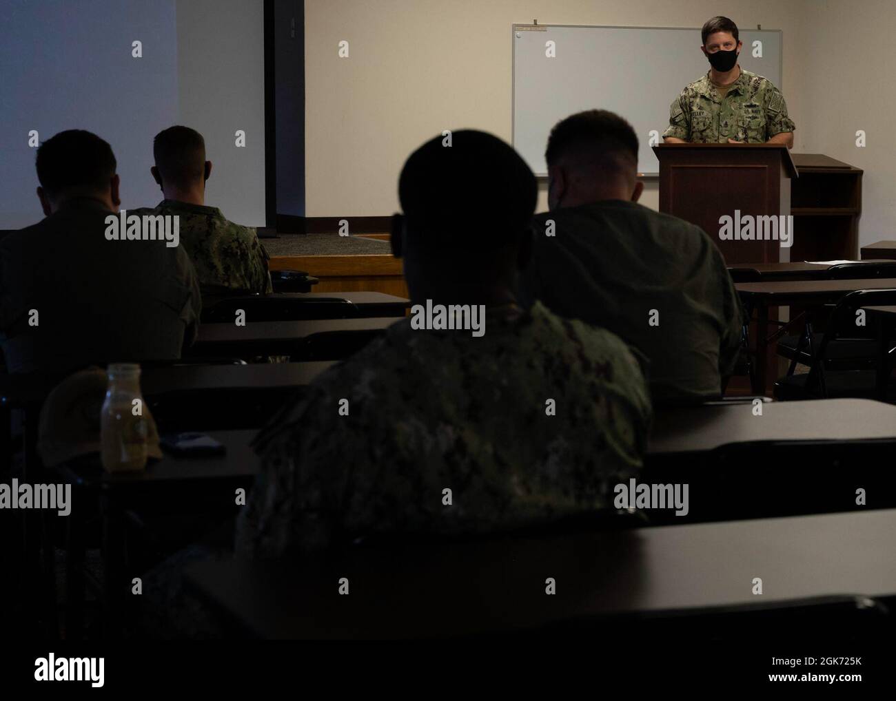 CAMPS SHIELDS, Japon (août 20, 2021) Brian Kelley, technicien principal en électronique, dirige une formation militaire générale au commandant, activités de la flotte Centre de formation d'Okinawa Emmons sur Camp Shields, Okinawa, Japon. L’OAFC maintient et exploite des installations destinées à soutenir les ressources navales et aériennes de la Marine américaine dans la région Indo-Pacifique. Banque D'Images