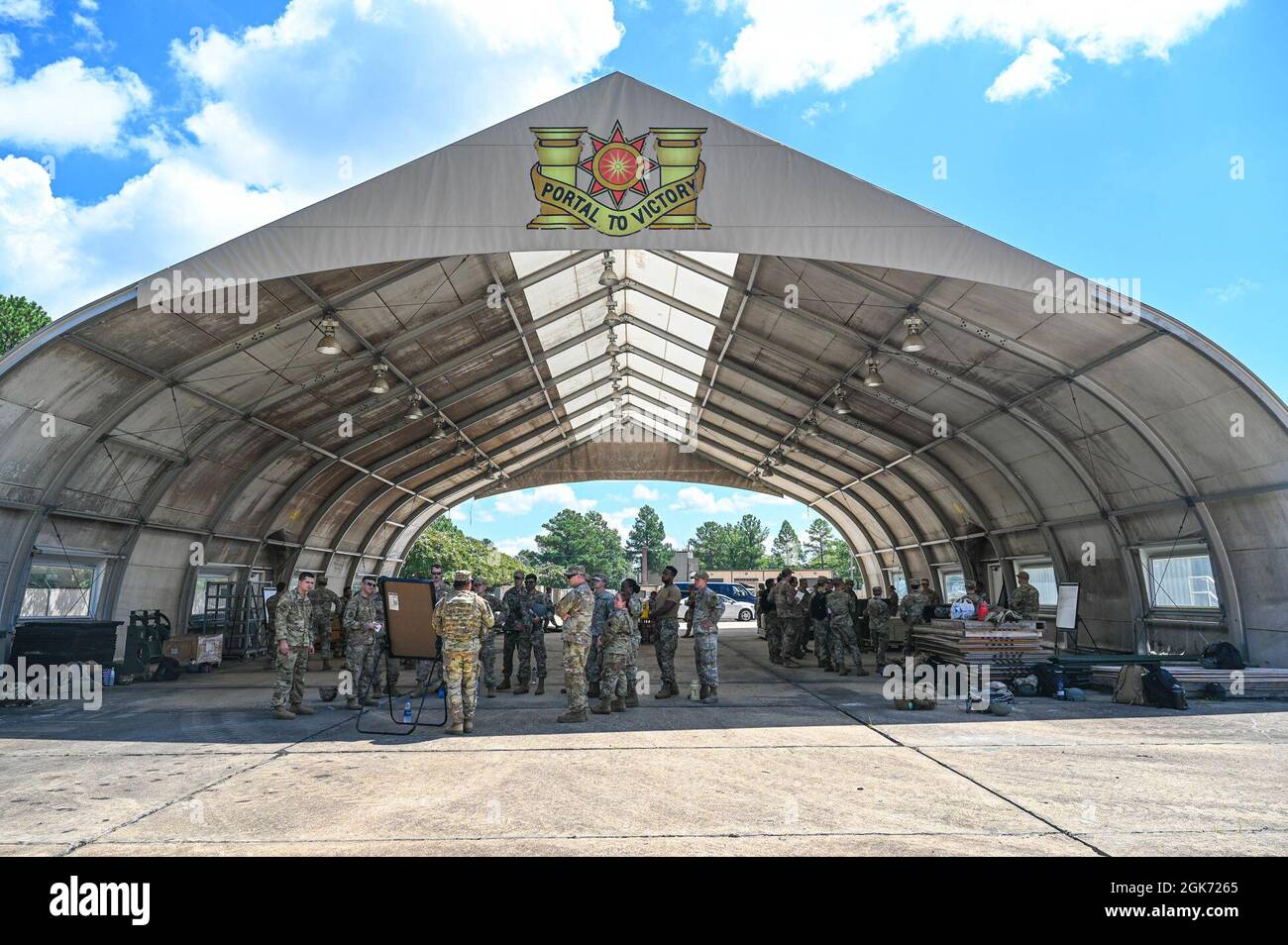 Les aviateurs de la U.S. Air Force de l'escadron du Génie civil 633d, apprennent les procédures d'ordonnance non explosées et les techniques de production de rapports et de medevac pendant la formation d'opérations de convoi tactique conjoint à la base conjointe Langley-Eustis, en Virginie, le 19 août 2021. Les soldats de l'armée affectés à la 149e Compagnie des opérations du port maritime, 7e Brigade des transports, ont enseigné à chaque groupe d'aviateurs les compétences nécessaires pour réussir en convoi. Banque D'Images