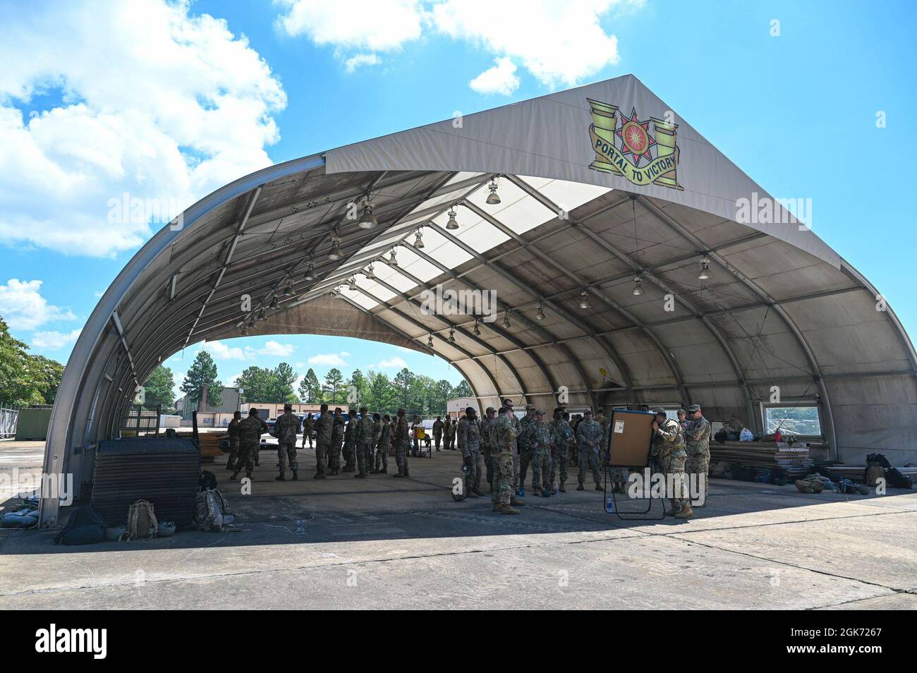 Les aviateurs de la U.S. Air Force de l'escadron du Génie civil 633d, apprennent les procédures d'ordonnance non explosées et les techniques de production de rapports et de medevac pendant la formation d'opérations de convoi tactique conjoint à la base conjointe Langley-Eustis, en Virginie, le 19 août 2021. Les soldats de l'armée affectés à la 149e Compagnie des opérations du port maritime, 7e Brigade des transports, ont enseigné à chaque groupe d'aviateurs les compétences nécessaires pour réussir en convoi. Banque D'Images