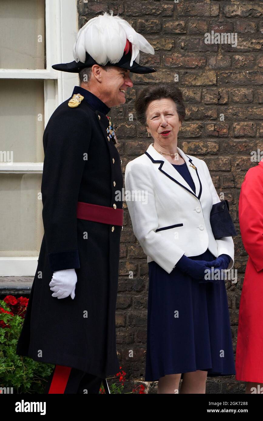 RETRANSMISSION. Correction du gendarme Nicholas Houghton au gouverneur de la Tour de Londres Andrew Jackson. La princesse royale parle au gouverneur de la Tour de Londres Andrew Jackson alors qu'elle assiste à la cérémonie des cotisations de l'agent à la Tour de Londres, où l'équipage de la Royal Navy du HMS Albion présente un baril de vin au gendarme de la Tour. Date de la photo: Lundi 13 septembre 2021. Banque D'Images