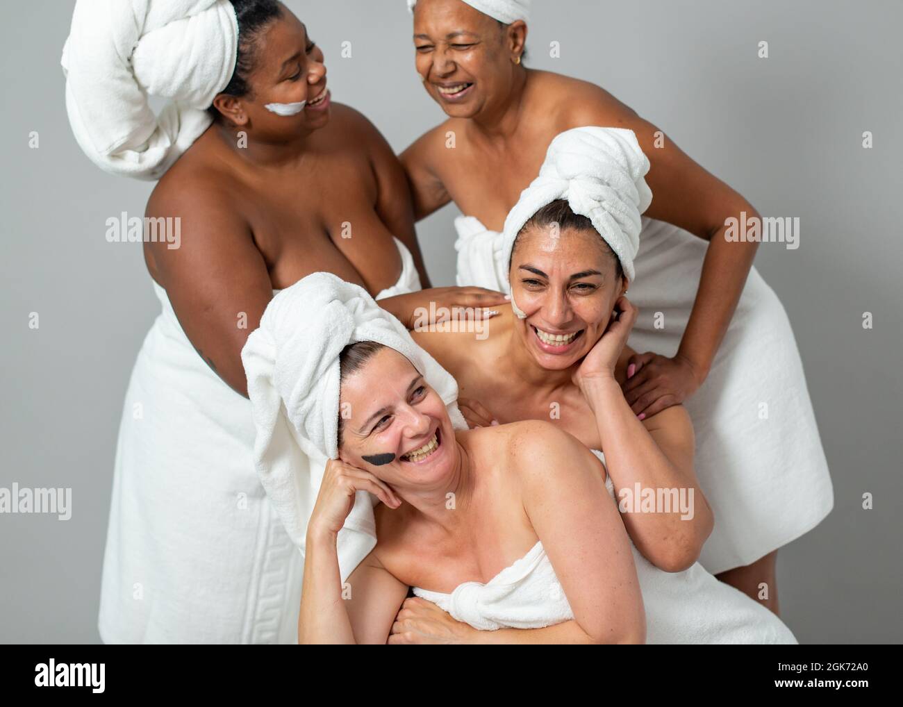 Les femmes multiethniques rient pendant la séance de spa Banque D'Images
