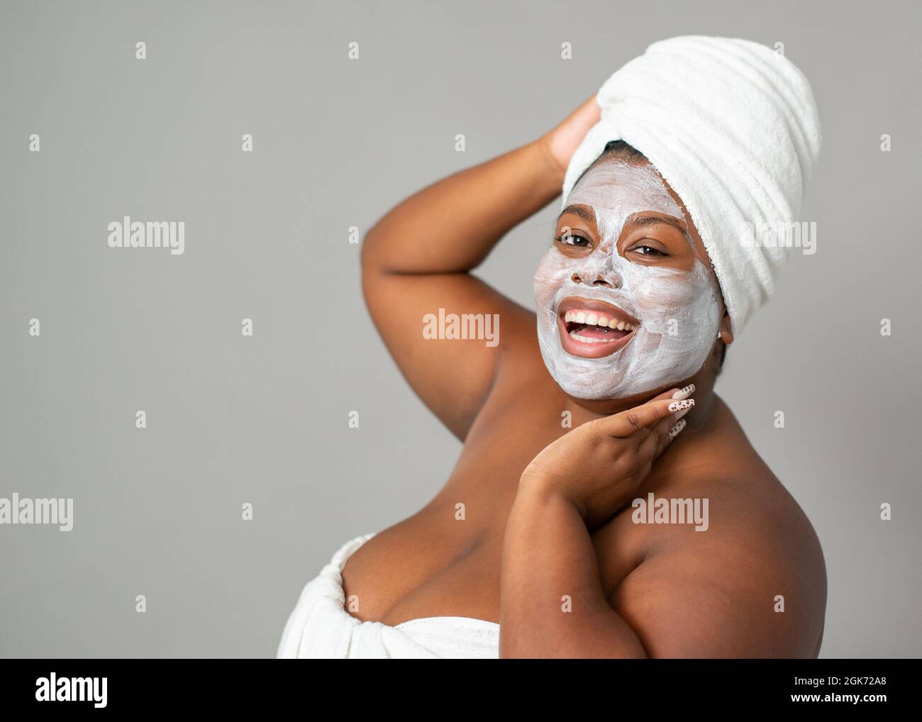 Femme noire gaie avec masque de boue Banque D'Images