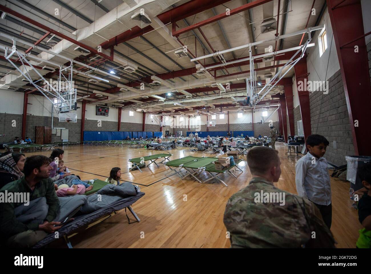 Les personnes évacuées qualifiées se reposent dans un gymnase de la région du CENTCOM, le 20 août 2021. Dans le cadre de l'opération alliés refuge, les citoyens ont quitté l'aéroport international Hamid Karzaï de Kaboul, à bord de plusieurs avions militaires. Banque D'Images