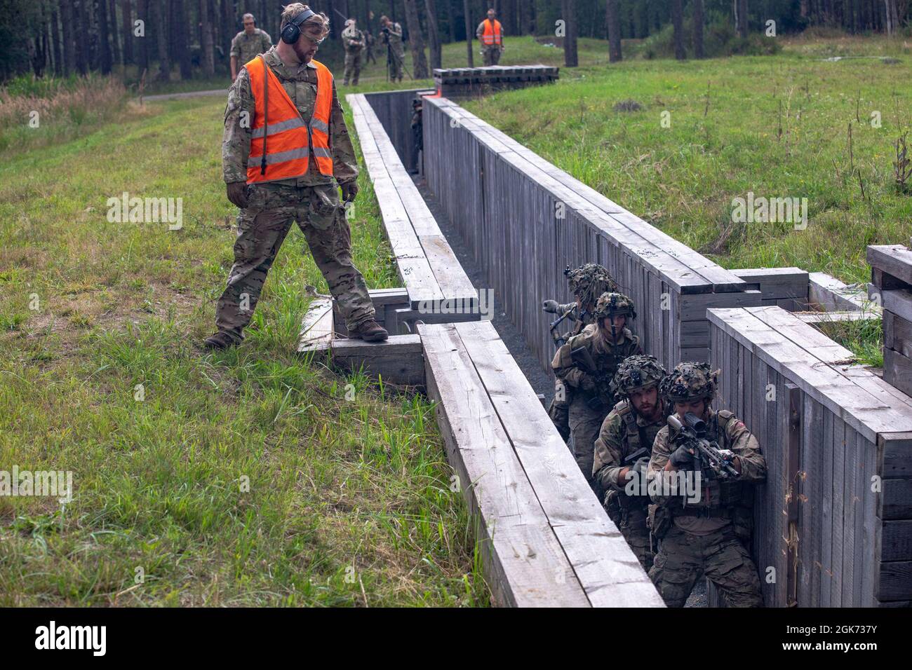 Les soldats danois du 2e Bataillon d'infanterie blindée de l'armée danoise effectuent un exercice de tir direct sur Wild Leopard le 20 2021 août, dans la zone d'entraînement de Grafenwoehr, en Allemagne. Le but de l'exercice est de former ensemble des forces d'infanterie de taille peloton et compagnie sur des terrains boisés et urbains. Banque D'Images