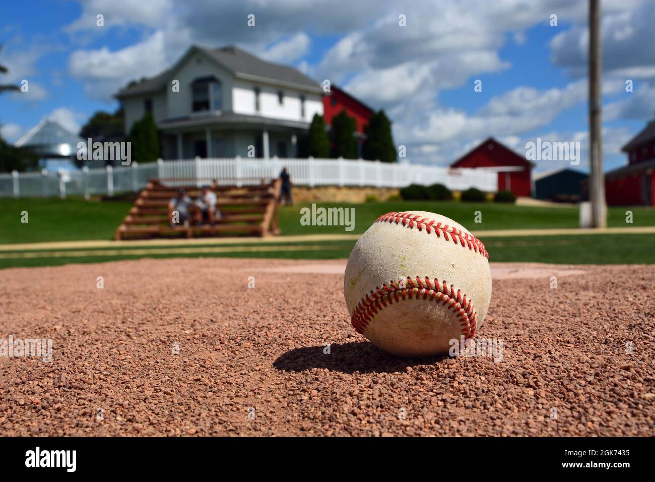 Un baseball se trouve sur le terrain de pichets de l'ancien film du Field of Dreams à Dyersville, Iowa. L'accent est mis sur le baseball. Banque D'Images