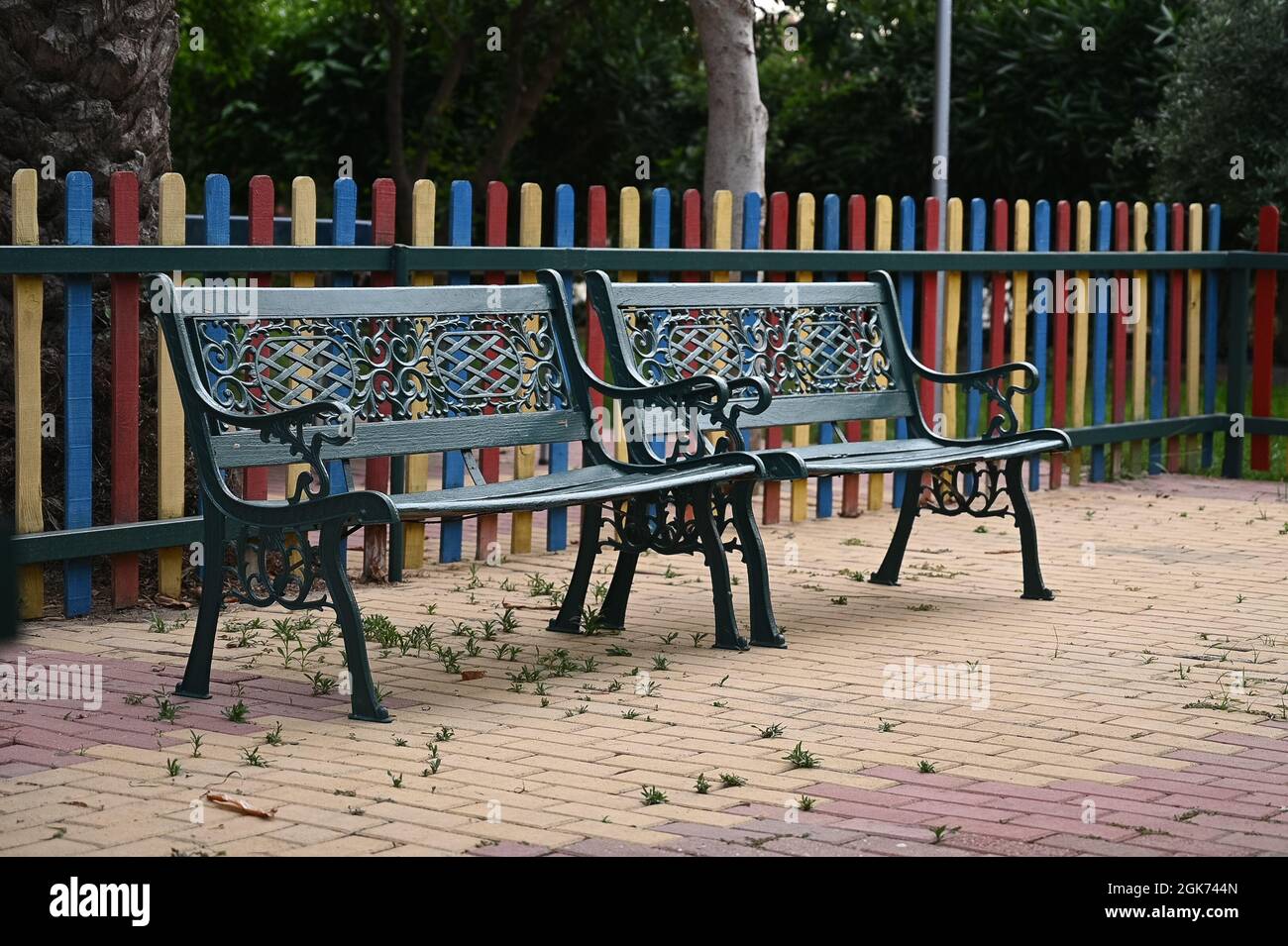 Mobilier de jardin de style italien vintage installé sur une terrasse à côté d'une villa. Fleurs rouges vives à l'avant. . Photo de haute qualité Banque D'Images