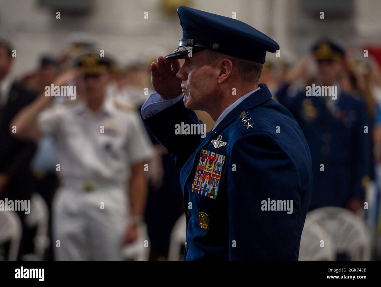 NORFOLK, Virginie (août 20, 2021) – le général Tod D. Wolters, commandant du Commandement européen des États-Unis et commandant suprême des forces alliées en Europe (SACEUR) de l'OTAN, salue les garçons de côté lors d'une cérémonie de passation de commandement à bord du porte-avions USS Harry S. Truman (CVN 75), le 20 août. Vice ADM. Andrew Lewis a été soulagé par le vice-SMA. Daniel Dwyer en tant que commandant du Commandement de la Force interarmées Norfolk, commandant de la 2e flotte des États-Unis et directeur des opérations conjointes de la mer – Centre d'excellence. Banque D'Images