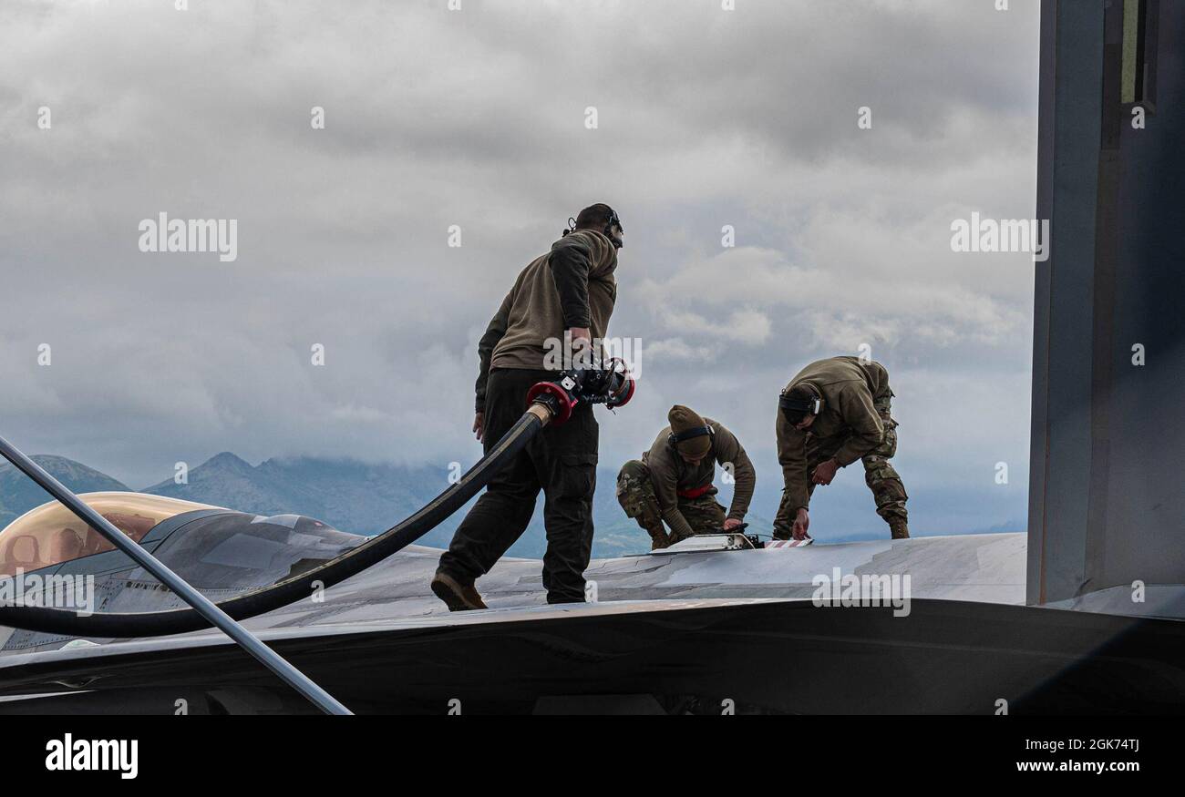 Les agents de maintenance des aéronefs de la US Air Force du 94e Escadron de chasseurs ont affecté un F-22 Raptor pendant le drapeau rouge Alaska, 21-3, à la base interarmées Elmendorf-Richardson, Alaska, le 20 août 2021. Environ 160 agents d'entretien de l'aéronef de la 1re Escadre de chasseurs, de la 192e Escadre et du 1er Escadron de maintenance ont effectué le voyage à Red Flag Alaska pour fournir un soutien à l'entretien des six F-22 participant à cet exercice. Banque D'Images