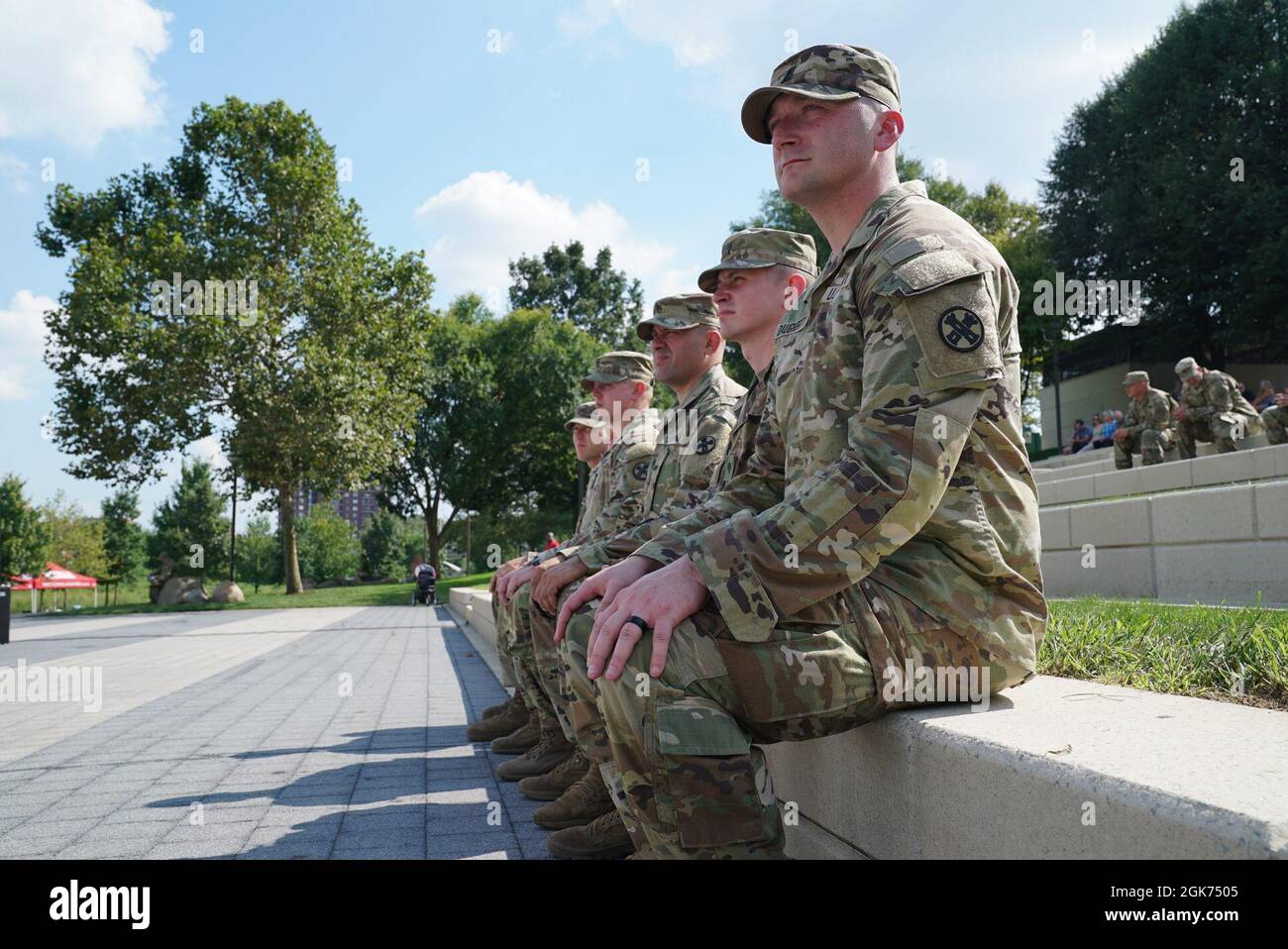 Des soldats affectés à l'équipe de gestion de la construction du 204e détachement de génie siègent lors de leur cérémonie d'appel au service le 20 août 2021, au parc Gênes, au centre-ville de Columbus, en Ohio. Au cours du déploiement d'un an, les soldats fourniront un soutien à la gestion de la construction au Commandement central des États-Unis. Banque D'Images