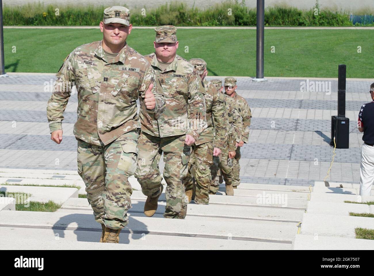 Les soldats affectés au 204e détachement de génie (équipe de gestion de la construction) défilent lors de leur cérémonie d'appel au service le 20 août 2021, au parc de Gênes, au centre-ville de Columbus, en Ohio. Au cours de leur déploiement d'un an, les soldats fourniront un soutien à la gestion de la construction au Commandement central des États-Unis. Banque D'Images