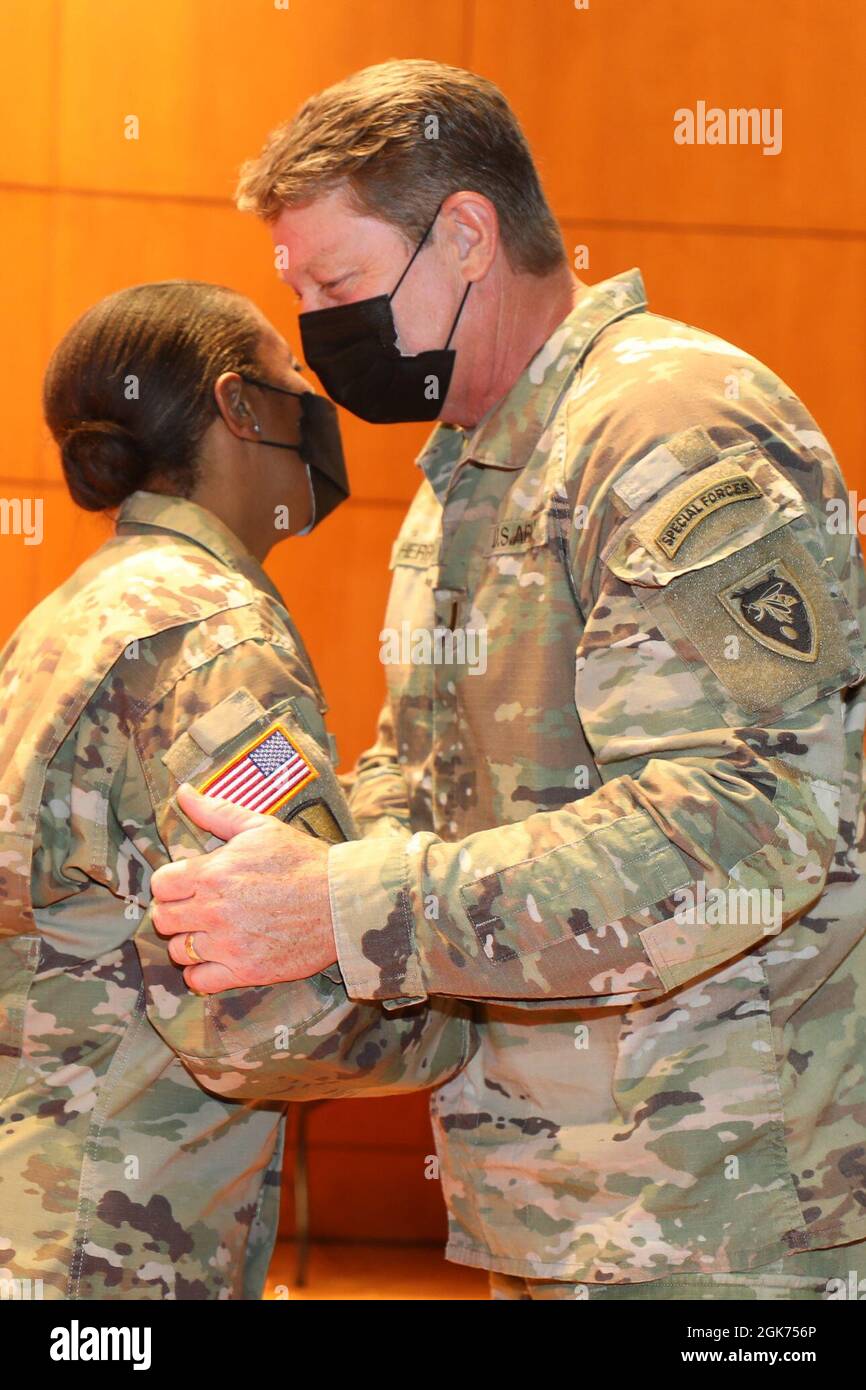 Zaïre McRae, commandant de la 113e Brigade de soutien de la Garde nationale de Caroline du Nord, est officiellement promu colonel lors d'une cérémonie au quartier général de la Force interarmées du CNGNC à Raleigh, en Caroline du Nord, le 20 août 2021. Des amis et d'autres soldats se sont joints à sa famille lors de la cérémonie en l'honneur de sa promotion. Banque D'Images