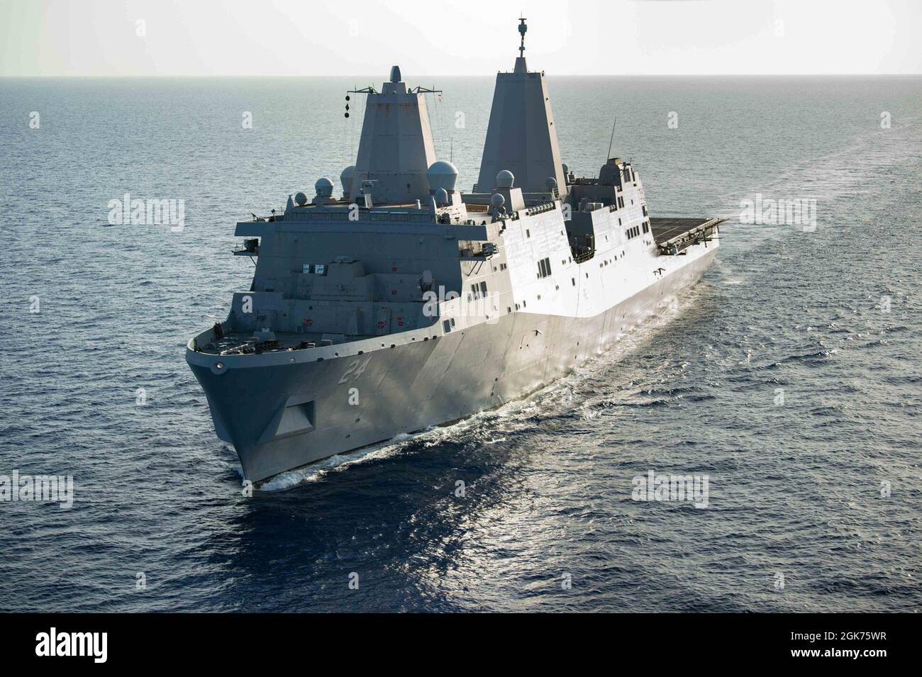 210821-N-MD802-1349 MER DES CARAÏBES - (AOÛT 21, 2021) — le navire de transport amphibie de classe San Antonio USS Arlington (LPD 24) transite la mer des Caraïbes en route vers Haïti pour soutenir l'aide humanitaire et les secours en cas de catastrophe, 21 août 2021. Arlington est déployé au Commandement Sud des forces navales américaines/États-Unis La 4e flotte soutiendra les efforts d'aide humanitaire et de secours en cas de catastrophe (HADR) en Haïti à la suite d'un tremblement de terre de magnitude 7.2 le 14 août 2021. Banque D'Images