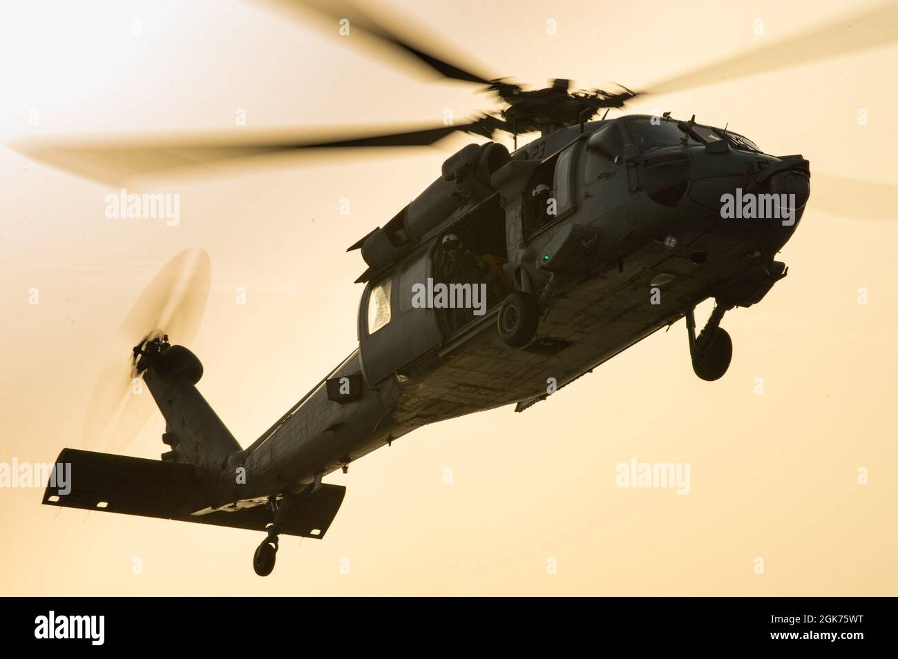 210821-N-MD802-1252 OCÉAN ATLANTIQUE - (AOÛT 21, 2021) — un hélicoptère MH-60S Seahawk attaché à l’Escadron de combat en mer (HSC) 26 d’hélicoptères « Chargers » effectue des qualifications d’atterrissage sur pont (DLQ) à bord du navire de transport amphibie de classe San Antonio USS Arlington (LPD 24), le 21 août 2021. Arlington est déployé au Commandement Sud des forces navales américaines/États-Unis La 4e flotte soutiendra les efforts d'aide humanitaire et de secours en cas de catastrophe (HADR) en Haïti à la suite d'un tremblement de terre de magnitude 7.2 le 14 août 2021. Banque D'Images