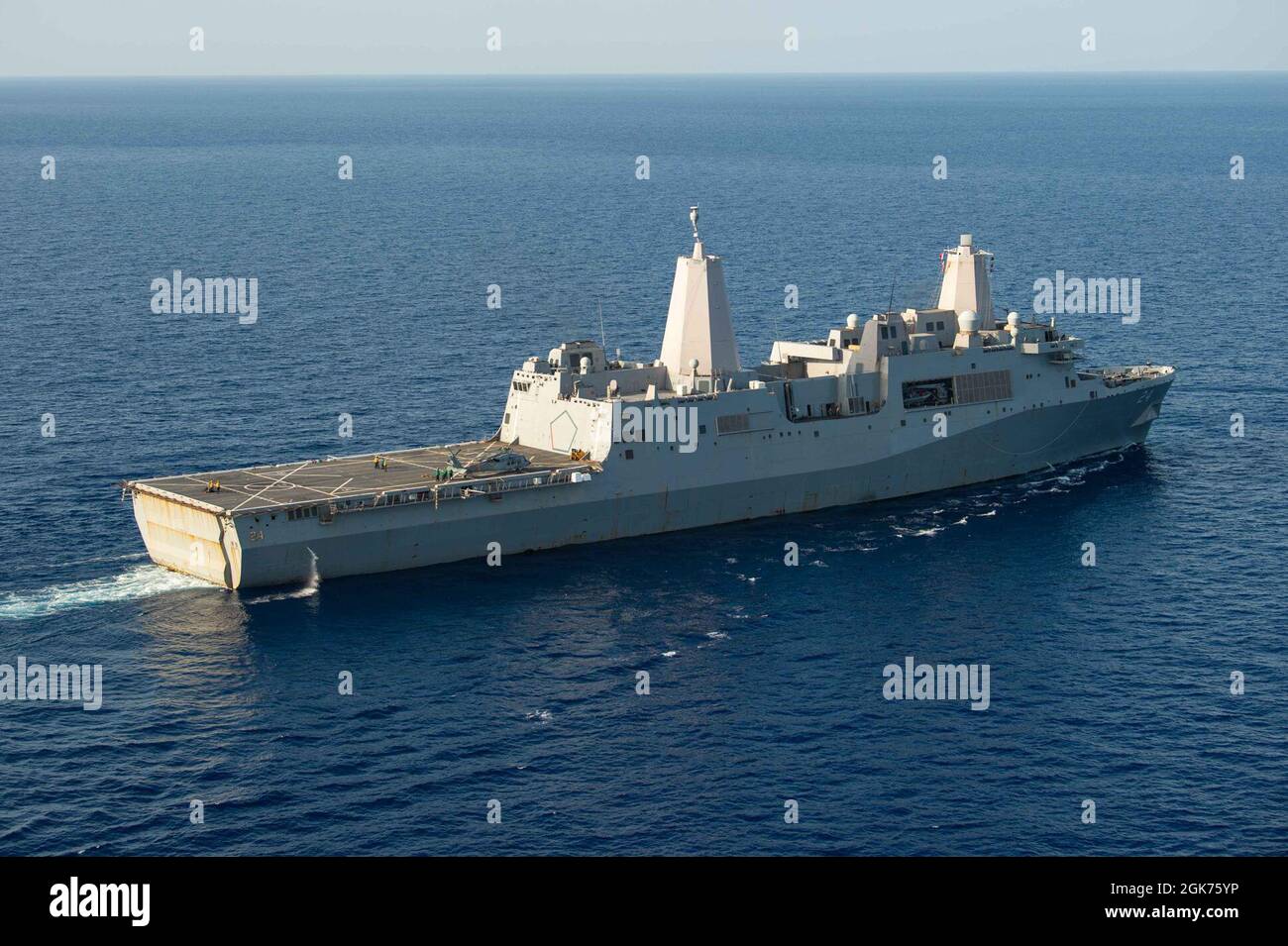 210821-N-MD802-1007 MER DES CARAÏBES - (AOÛT 21, 2021) — le navire de transport amphibie de classe San Antonio USS Arlington (LPD 24) transite la mer des Caraïbes en route vers Haïti pour soutenir l'aide humanitaire et les secours en cas de catastrophe, 21 août 2021. Arlington est déployé au Commandement Sud des forces navales américaines/États-Unis La 4e flotte soutiendra les efforts d'aide humanitaire et de secours en cas de catastrophe (HADR) en Haïti à la suite d'un tremblement de terre de magnitude 7.2 le 14 août 2021. Banque D'Images