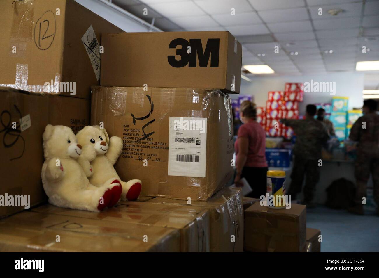 Les soldats affectés à la 2e Brigade de la 1re Division d'armored, ainsi que la Croix-Rouge américaine, distribuent des jouets, des vêtements, des serviettes et d'autres équipements aux passagers qui sont arrivés de l'aéroport international Kabul Hamid Karzaï dans la zone de logement Dona Ana près de fort Bliss, Texas, le 22 août 2021. Le ministère de la Défense, à l'appui du ministère d'État, fournit des services de transport et des logements temporaires à l'appui de l'opération alliés refuge. Cette initiative fait suite à l'engagement de l'Amérique envers les citoyens afghans qui ont aidé les États-Unis, et leur fournit un soutien essentiel en toute sécurité Banque D'Images