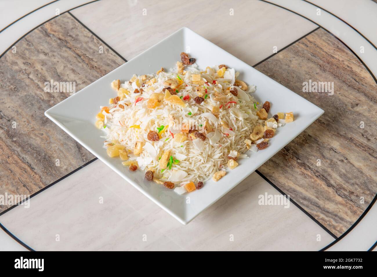 Assiette carrée blanche avec recette indienne de cachemire riz blanc avec  fruits secs et fruits secs doux sur table en marbre Photo Stock - Alamy