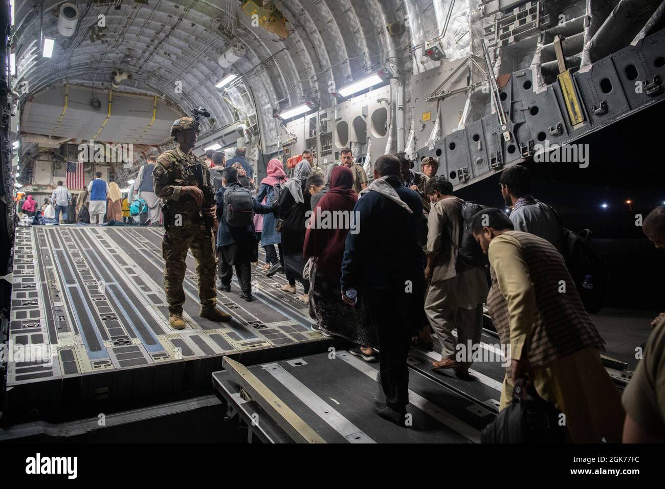 Les passagers afghans embarqueront à bord d'une US Air Force C-17 Globemaster III lors de l'évacuation en Afghanistan à l'aéroport international Hamid Karzaï (HKIA), en Afghanistan, le 22 août 2021. Banque D'Images