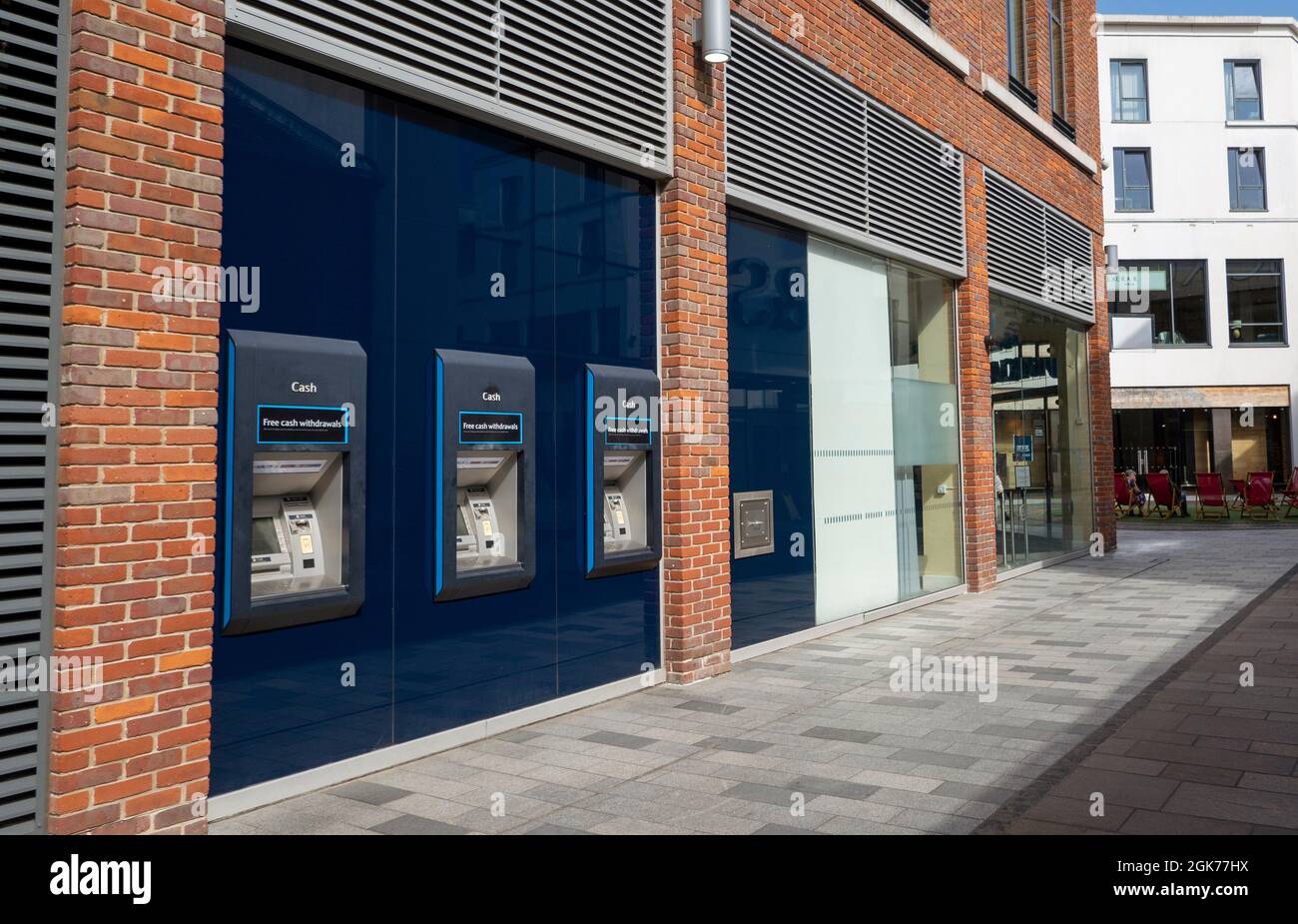 Newbury, Berkshire, Angleterre, Royaume-Uni. 2021. Banque du centre-ville avec distributeurs de billets sur le mur extérieur. Banque D'Images