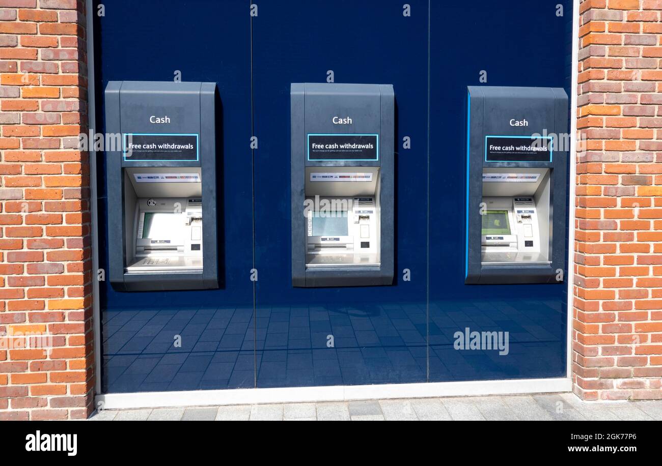 Newbury, Berkshire, Angleterre, Royaume-Uni. 2021. Banque du centre-ville avec distributeurs de billets sur le mur extérieur. Banque D'Images