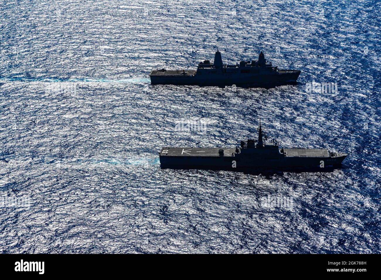 L'USS New Orleans (LPD 18) navigue le long du navire de transport de marchandises japonais JS Shimokita (LST 4002) pendant l'exercice Noble Union, dans la mer des Philippines, le 23 août 2021. L’exercice Noble Union fait partie de la série Noble d’exercices du 31e MEU, qui sont utilisés pour tester la famille des concepts navals, développer des techniques et des procédures pour l’emploi des actifs du MEU à l’appui du déni de la mer et de la manœuvre de la flotte, et éclairer les futurs efforts de conception et d’expérimentation des forces. Le 31e MEU opère à bord de navires du groupe de grève expéditionnaire américain dans la zone d'opérations de la 7e flotte afin d'améliorer l'interop Banque D'Images