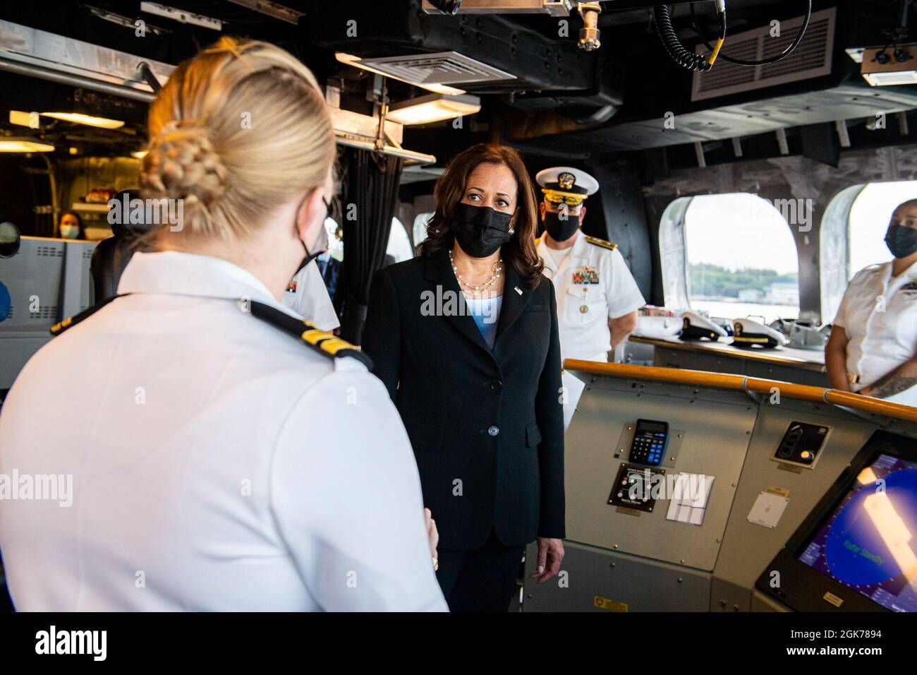 SINGAPOUR (AOÛT 23, 2021) le vice-président Kamala Harris discute de la navigation avec le lieutenant Katie Canant lors d'une visite à bord du navire de combat littoral Independence-variant USS Tulsa (LCS 16), le 23 août 2021. Tulsa, qui fait partie de l'escadron Destroyer Seven, est en cours de déploiement par rotation dans la zone d'exploitation de la 7e flotte des États-Unis afin d'améliorer l'interopérabilité avec ses partenaires et de servir de force de réaction prête à l'appui d'une région Indo-Pacifique libre et ouverte. Banque D'Images