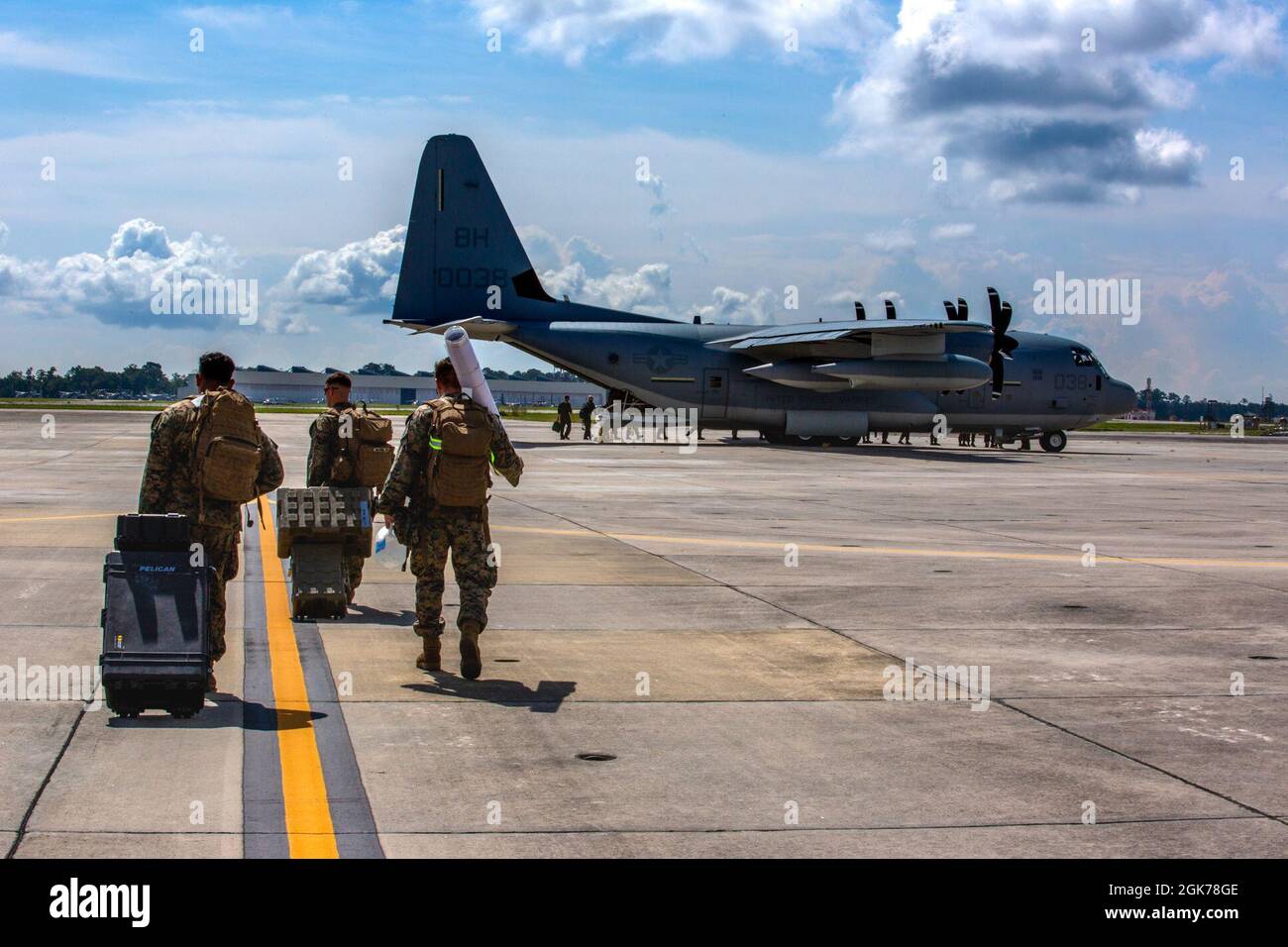 Les Marines des États-Unis avec la 2e Escadre des avions marins, II Marine Expeditionary Force, se préparent à se déployer en Haïti pour appuyer la Force opérationnelle interarmées Haïti pour une mission d'aide humanitaire et de secours en cas de catastrophe de la Marine corps Air Station New River (Caroline du Nord), le 23 août 2021. Banque D'Images