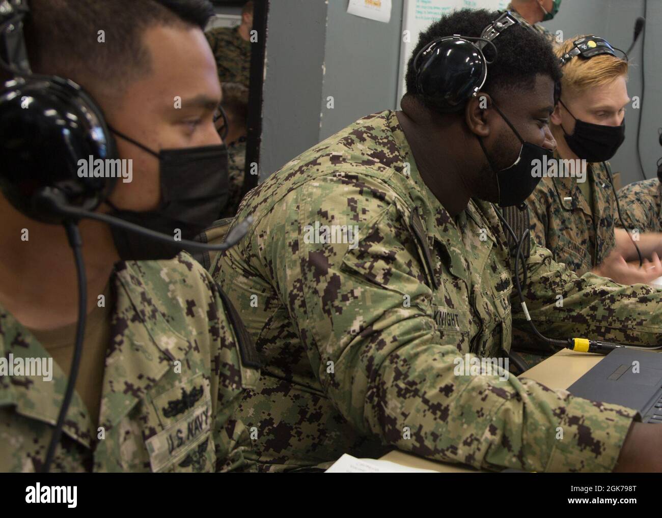 Les Marines et les marins travaillent comme membres d'une simulation de forces conjointes organisée par le centre d'opérations de missions distribuées à Camp Pendleton, Californie, le 23 août 2021. Cette simulation a permis aux Marines, aux marins et aux forces alliées d'utiliser de nouveaux concepts de commandement et de contrôle de l'aviation pour la domination maritime, conformément à la Force Design 2030. Banque D'Images