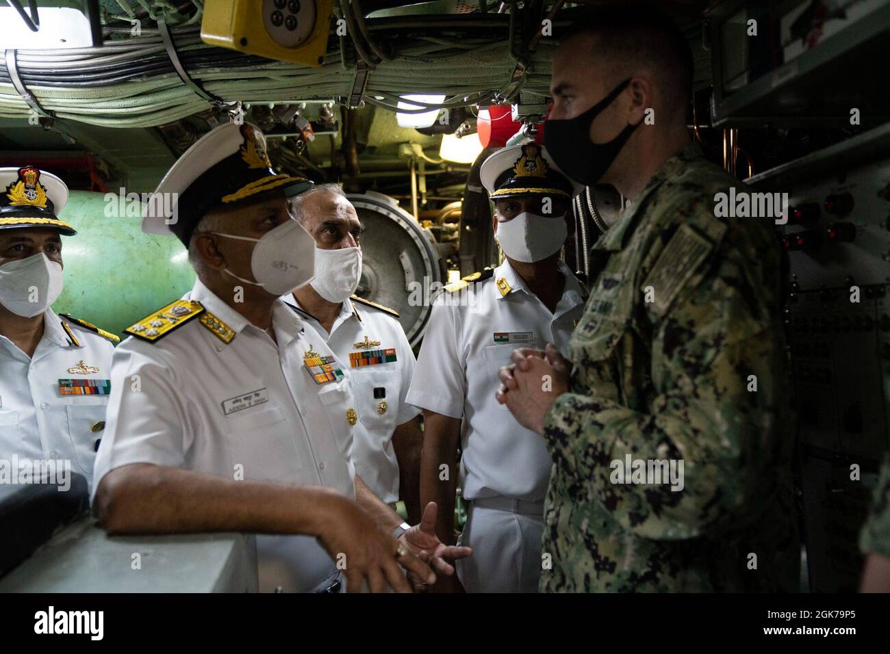SANTA RITA, Guam (23 août 2021) Vice-marine indienne. ADM. Ajendra Singh, commandant en chef du drapeau, commandement naval de l'est, parle avec Cmdr. Steven Lawrence, commandant du sous-marin d'attaque rapide de classe Los Angeles USS Oklahoma City (SSN 723), lors d'une visite de la salle de torpille du sous-marin, août 23. Des membres de la délégation de la marine indienne se sont rendus à Guam et à Oklahoma City. Les navires de la marine indienne sont dans la 7e flotte pour soutenir l'exercice Malabar 2021 à venir. MALABAR 2021 est un exemple de partenariat durable entre les forces maritimes australiennes, indiennes, japonaises et américaines, qui r Banque D'Images