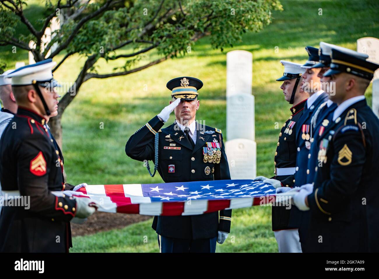 Des membres de cinq branches des forces armées américaines organisent conjointement un service de funérailles militaires complet pour l'ancien secrétaire américain à la Défense, Donald H. Rumsfeld, dans la section 34 du cimetière national d'Arlington, à Arlington, en Virginie, le 23 août 2021. M. Rumsfeld a été secrétaire à la Défense des présidents Gerald R. Ford et George W. Bush, ainsi qu'un membre du Congrès américain de trois ans de l'Illinois (1963-1969), directeur du Bureau de l'opportunité économique (1969-1970), représentant des États-Unis auprès de l'OTAN (1973-1974) et chef d'état-major de la Maison Blanche sous la présidence Gerald Ford (1974-1975). Il a servi dans le U.S. Nav Banque D'Images