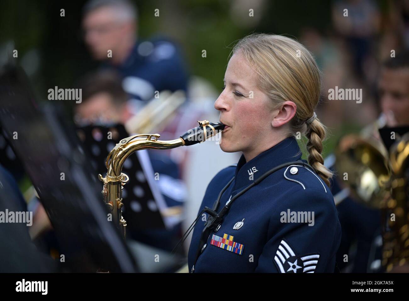 Sergent d'état-major de la Force aérienne des États-Unis Sarah Cosano, saxophoniste de la bande des forces aériennes américaines en Europe, joue lors d'un concert du jour du drapeau à Kiev, Ukraine, le 23 août 2021. La bande USAFE a également participé à une émission de télévision du matin en Ukraine et à une représentation multinationale pour le défilé du jour de l'indépendance de l'Ukraine le 24 août 2021. Banque D'Images