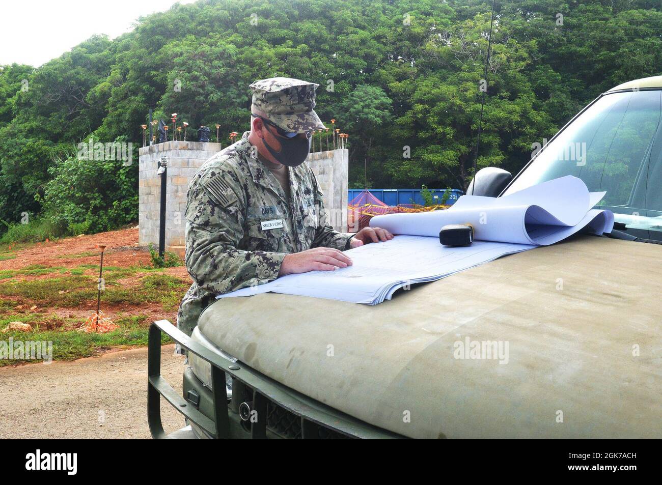 Santa Rita, Guam (août 23, 2021) électricien de construction de 1re classe Joshua Davis passe en revue les imprimés du projet de conversion Outhouse à la base navale des magazines. NMCB 1 le détachement de Guam est déployé à l'avance pour exécuter la construction, l'aide humanitaire, la coopération en matière de sécurité de théâtre et le soutien de la manœuvre de la flotte dans les zones d'opération de la 7e flotte des États-Unis. Banque D'Images