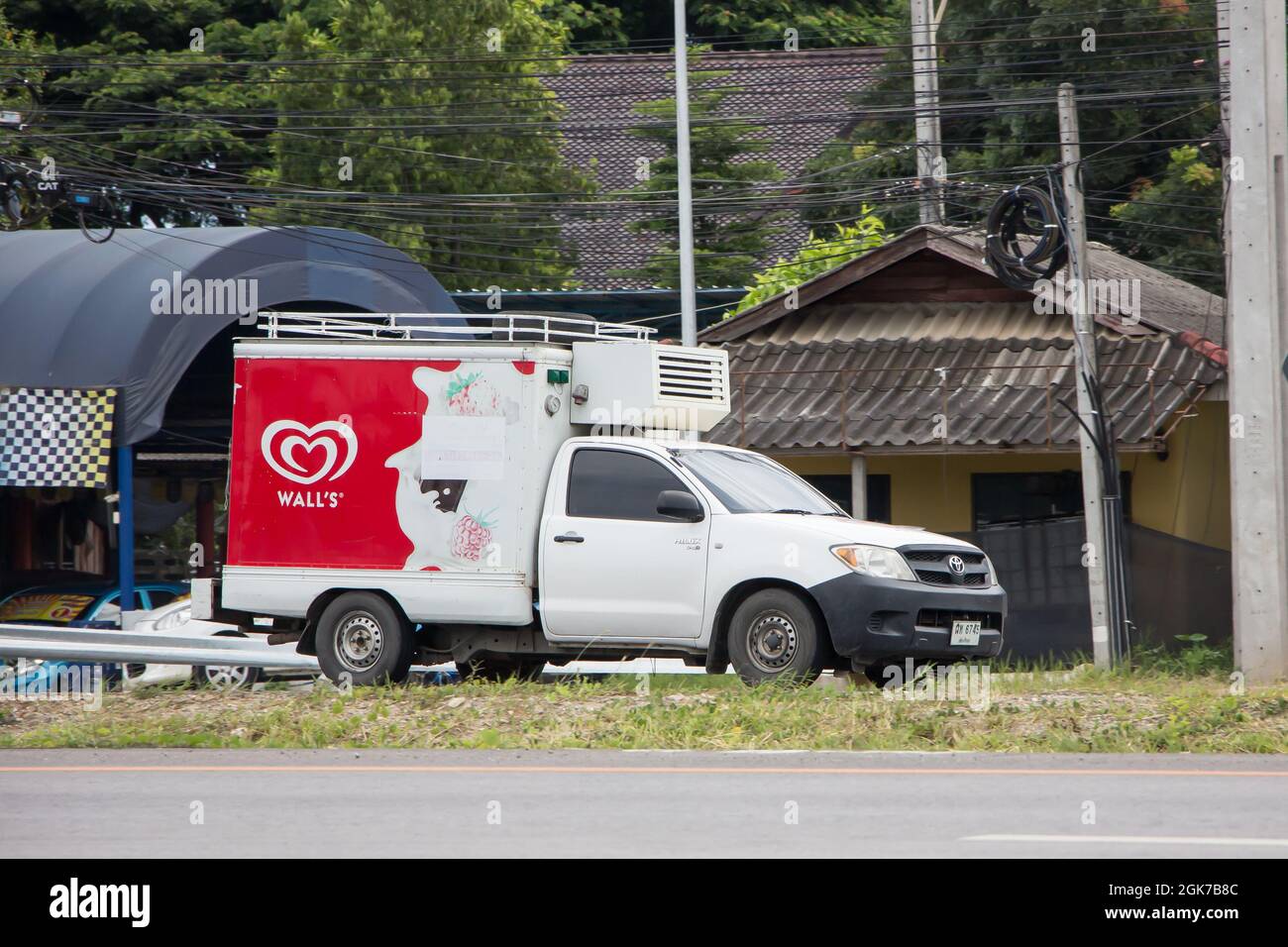 Chiangmai, Thaïlande - septembre 9 2021 : camion de conteneurs de crème glacée Wall. Photo sur la route no 1001 à environ 8 km du centre-ville de Chiangmai, thaïlande. Banque D'Images