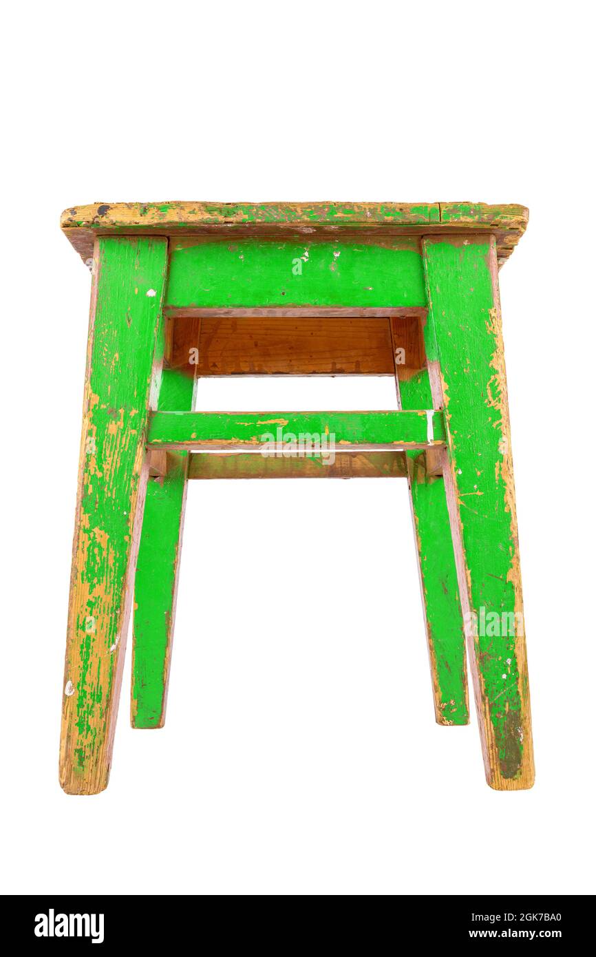 vieux tabouret en bois utilisé avec peinture verte. Chaise de style loft isolée sur fond blanc. Banque D'Images