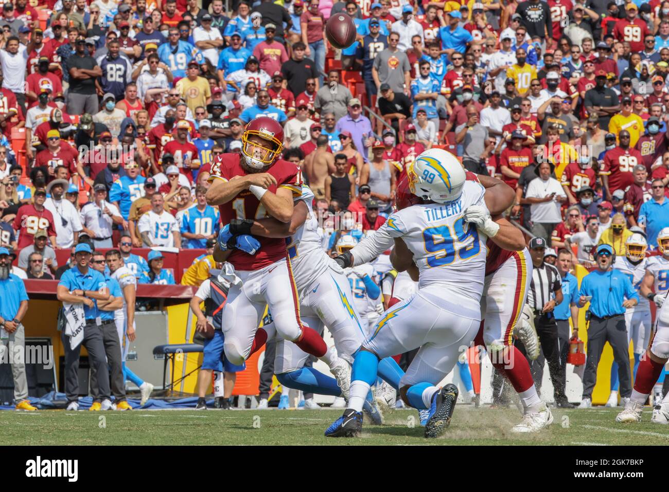 Dimanche 12 septembre 2021 ; Landover, MD, le quarterback Ryan Fitzpatrick (14 ans) de l'équipe de football de Washington est abattu par Michael Davis (43 ans), cornerback des Chargers de Los Angeles, lors d'un match de la NFL au FedEx Field. Les Chargers ont battu Washington 20-16. (Brian Villanueva/image du sport) Banque D'Images