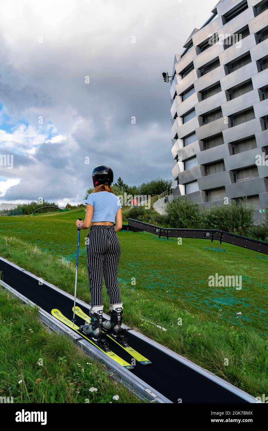 CopenHill, usine d'incinération des déchets et piste de ski artificielle, ski avec vue sur l'Øresund, 90 mètres de haut et 400 mètres de long sur la pente artificielle Banque D'Images