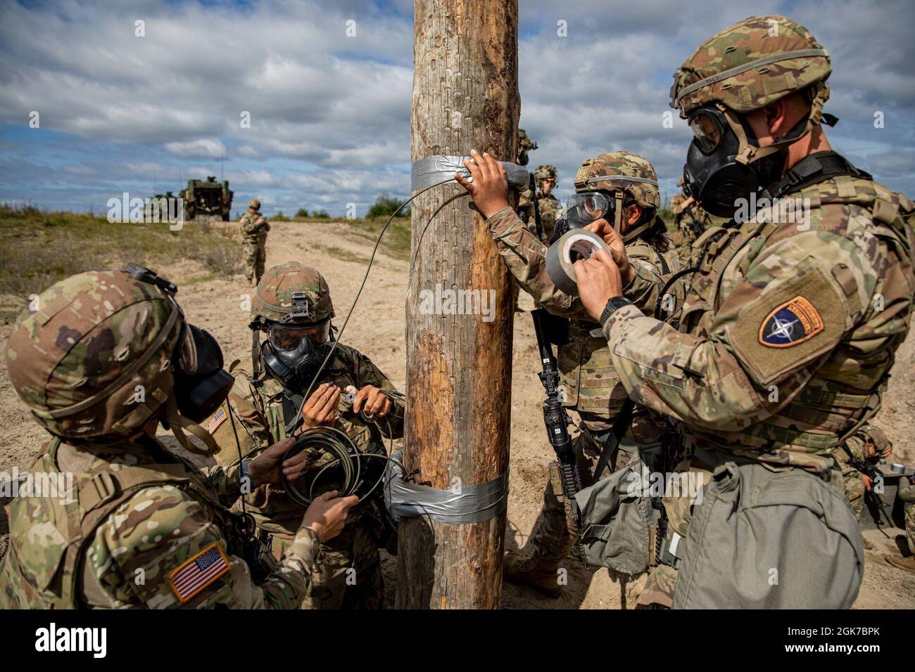 Les soldats de la Garde nationale de l'armée américaine du 3e Bataillon, 161e Régiment d'infanterie, placent des charges de démolition sur un bois pour simuler l'entraînement de démolition à la zone d'entraînement de Bemowo Piskie, Pologne, le 25 août 2021. Le bois a simulé un poteau Powerline et d'autres structures en bois. L'entraînement à la démolition a permis aux soldats de pratiquer la technique et le placement d'explosifs sur des objets pour une contre-mobilité réussie sur l'ennemi. La formation consistait en des simulations de scénarios et d'instructions réels. Banque D'Images