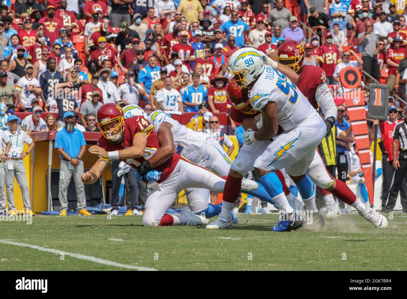 Dimanche 12 septembre 2021 ; Landover, MD, le cornerback des Los Angeles Chargers Michael Davis (43) affronte le quarterback de l'équipe de football de Washington Ryan Fitzpatrick (14) lors d'un match de la NFL au FedEx Field. Les Chargers ont battu Washington 20-16. (Brian Villanueva/image du sport) Banque D'Images