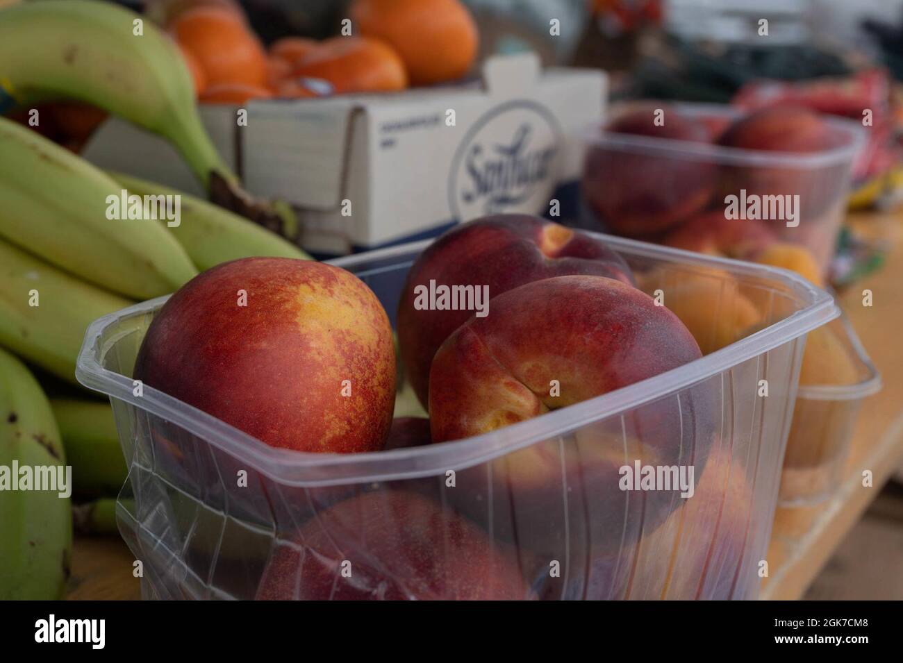 La nourriture pour les évacués repose sur une table à la base aérienne de Ramstein, en Allemagne, le 20 août 2021. La base aérienne de Ramstein fournit de la nourriture, des abris et des toilettes dans le cadre d'un hébergement temporaire pour les évacués d'Afghanistan dans le cadre de l'opération alliés refuge. Banque D'Images
