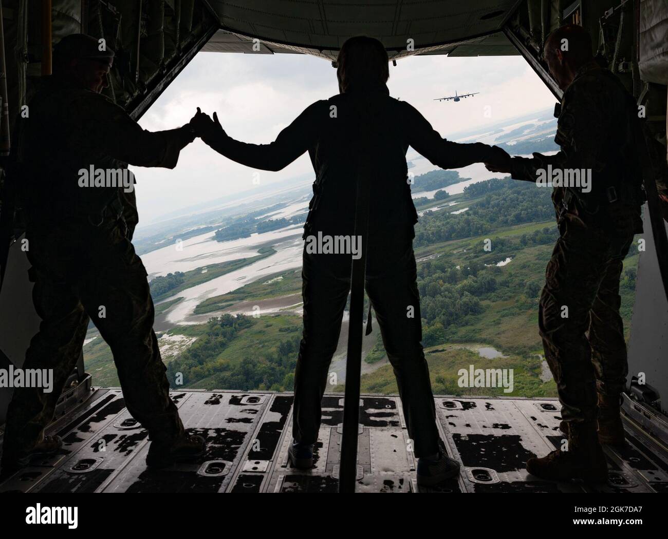 Général de division ukrainien Hryhoriy Halahan, commandant des forces d'opérations spéciales des forces armées d'Ukraine, Iryna Vereshchuk, politicien ukrainien, Et le général de division de la Force aérienne des États-Unis David Tabor, commandant général du Commandement des opérations spéciales en Europe, se tiennent sur la rampe d'un commandant MC-130J II affecté à l'escadre des opérations spéciales 352d lors d'un vol de bas niveau au-dessus de Kiev, en Ukraine, le 25 août 2021. La reconnaissance et la célébration d'une histoire et d'une relation solides sont des éléments essentiels de ces engagements continus et du renforcement des partenariats. Banque D'Images