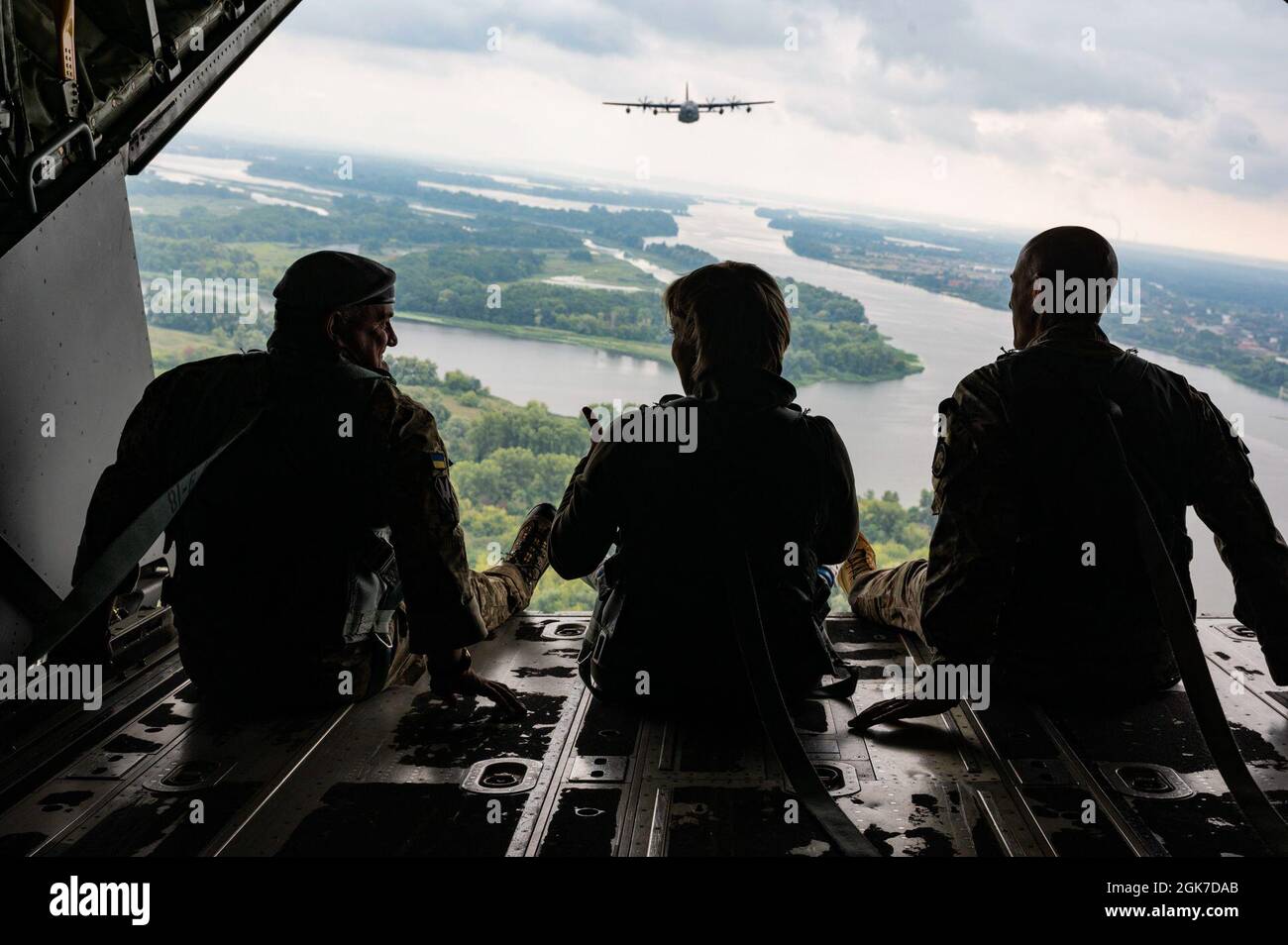 Général de division ukrainien Hryhoriy Halahan, commandant des forces d'opérations spéciales des forces armées d'Ukraine, Iryna Vereshchuk, politicien ukrainien, Et le général de division de la Force aérienne des États-Unis David Tabor, commandant général du Commandement des opérations spéciales en Europe, s'assoient sur la rampe d'un commandant MC-130J II affecté à l'escadre des opérations spéciales 352d lors d'un vol de bas niveau au-dessus de Kiev, en Ukraine, le 25 août 2021. La reconnaissance et la célébration d'une histoire et d'une relation solides sont des éléments essentiels de ces engagements continus et du renforcement des partenariats. Banque D'Images